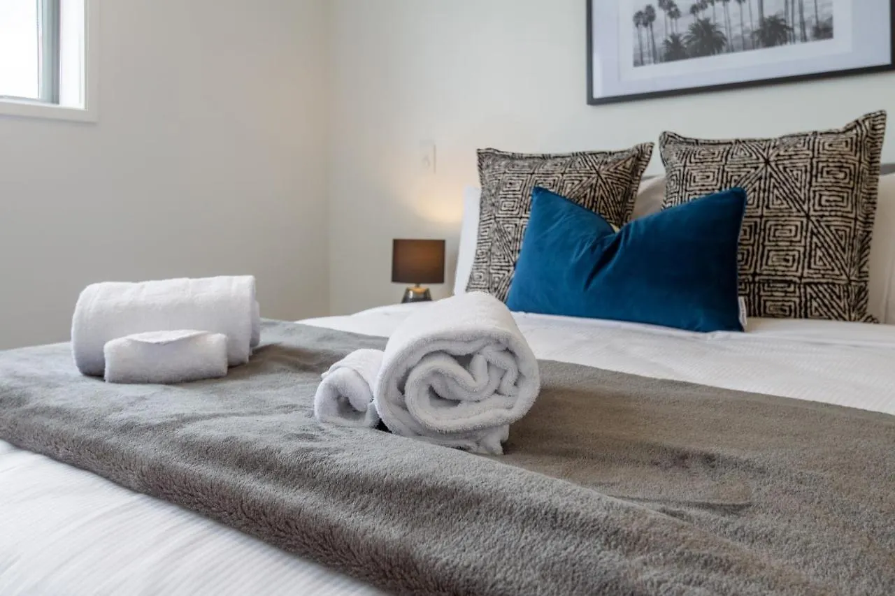 Upper Riccarton Dream - 2 Bed 2 Bath W/Carpark Apartment Christchurch 0*,  New Zealand
