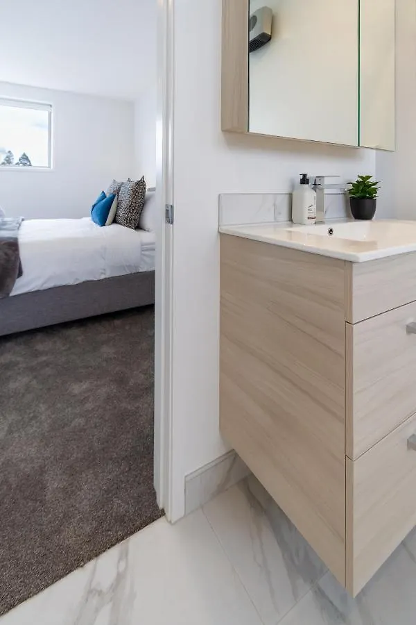 Upper Riccarton Dream - 2 Bed 2 Bath W/Carpark Apartment Christchurch